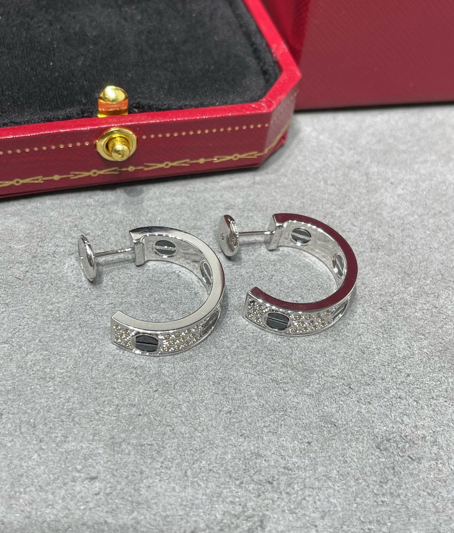 [Renovia Jewelry]LOVE CERAMIC DIAMOND PAVED SILVER EARRINGS